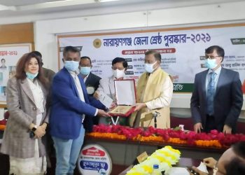 নারায়ণগঞ্জ জেলা সমিতির শ্রেষ্ঠ পুরুষ্কার পেলেন খোরশেদ