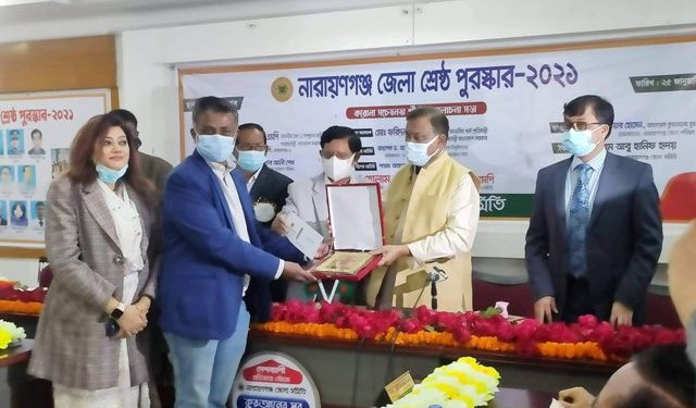 নারায়ণগঞ্জ জেলা সমিতির শ্রেষ্ঠ পুরুষ্কার পেলেন খোরশেদ