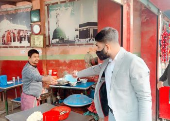 জনগনকে করোনা থেকে রক্ষা পেতে এমআরকে রিয়েন’র মাস্ক বিতরণ