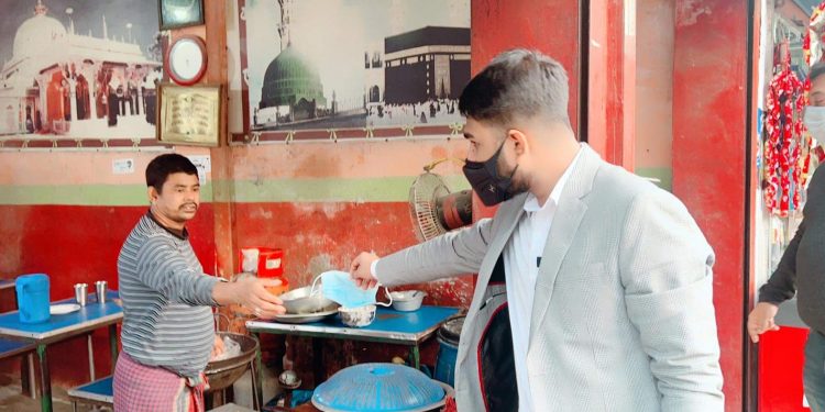 জনগনকে করোনা থেকে রক্ষা পেতে এমআরকে রিয়েন’র মাস্ক বিতরণ