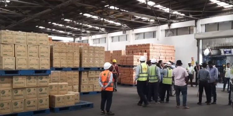 রুপগঞ্জে ২টি সয়াবিল তেলের কারখানায় ভোক্তা অধিকারের অভিযান