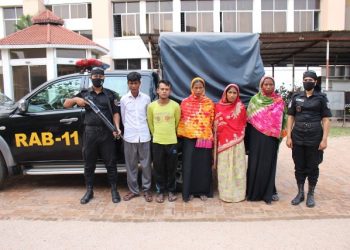 ফতুল্লায় ৩’শ বোতল ফেন্সিডিল সহ গ্রেফতার ৬