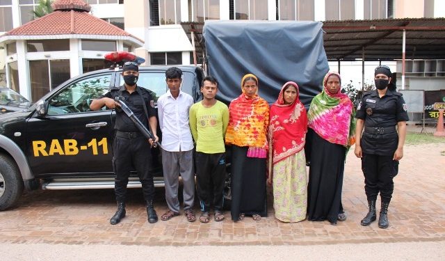 ফতুল্লায় ৩’শ বোতল ফেন্সিডিল সহ গ্রেফতার ৬