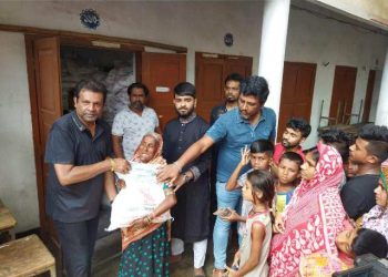 ১২ হাজার পরিবারের ঘরে ঘরে ঈদ খাদ্য সামগ্রী পৌছে দিলেন কাউন্সিলর বাবু