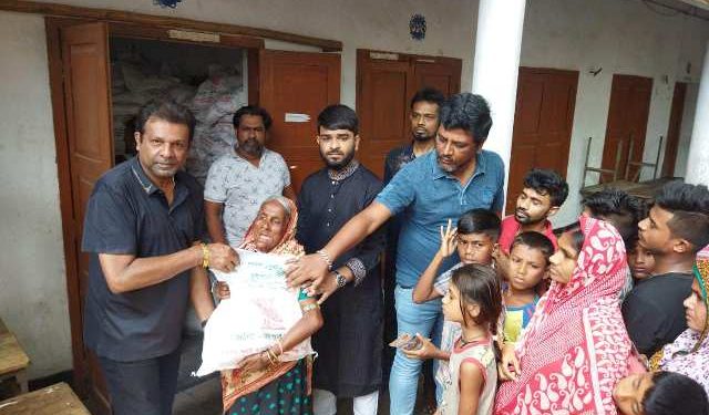১২ হাজার পরিবারের ঘরে ঘরে ঈদ খাদ্য সামগ্রী পৌছে দিলেন কাউন্সিলর বাবু
