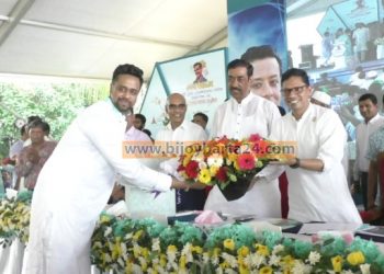 আইসিটি প্রতিমন্ত্রী পলককে অয়ন ওসমান’র ফুলেল শুভেচ্ছা