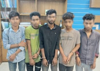 ফতুল্লায় কিশোর গ্যাংয়ের পাচঁ সদস্য অস্ত্র সহ গ্রেফতার