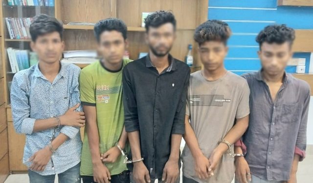 ফতুল্লায় কিশোর গ্যাংয়ের পাচঁ সদস্য অস্ত্র সহ গ্রেফতার