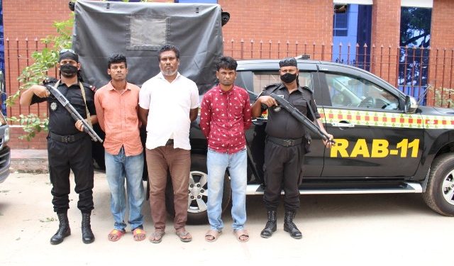 সিদ্ধিরগঞ্জে গাঁজা সহ গ্রেফতার ৩