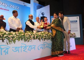 ‘ডেইরি আইকন’ পুরস্কার পেলেন নাসরিন ওসমান