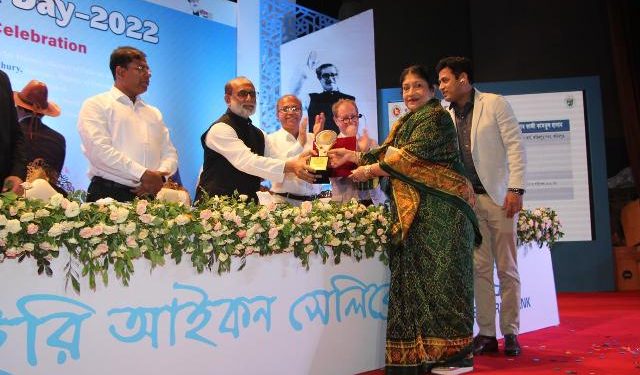 ‘ডেইরি আইকন’ পুরস্কার পেলেন নাসরিন ওসমান