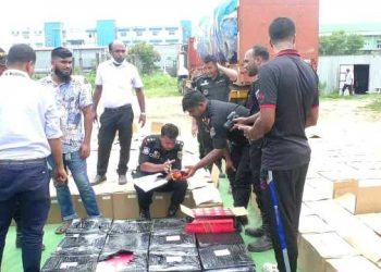 সোনারগায়ে বিদেশী মদের ২ কনটেইনার সহ আটক ২