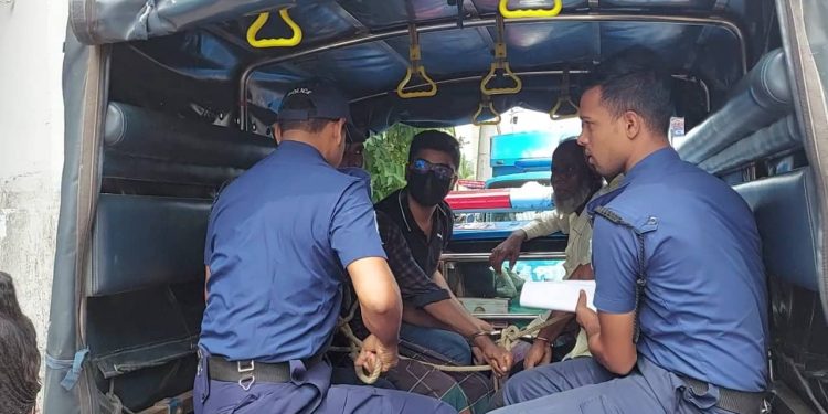 নারায়ণগঞ্জে দুই কনটেইনার বিদেশী মদ উদ্ধারের মামলায় ৩ আসামী রিমান্ডে