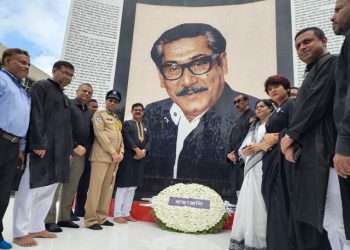 বঙ্গবন্ধুর শাহাদাৎ বার্ষিকীতে প্রতিকৃতিতে সর্বস্তরের শ্রদ্ধা