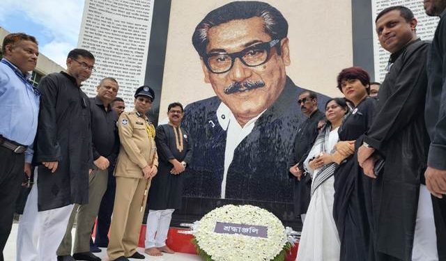 বঙ্গবন্ধুর শাহাদাৎ বার্ষিকীতে প্রতিকৃতিতে সর্বস্তরের শ্রদ্ধা