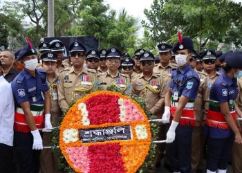 বঙ্গবন্ধুর প্রতিকৃতিতে জেলা পুলিশের শ্রদ্ধাজ্ঞলী