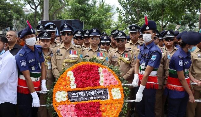 বঙ্গবন্ধুর প্রতিকৃতিতে জেলা পুলিশের শ্রদ্ধাজ্ঞলী