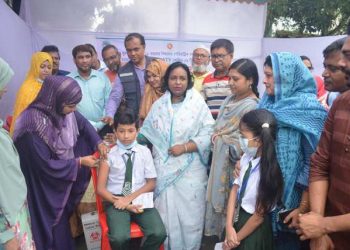 স্কুল পর্যায়ে শিশুদের করোনা টিকাদান কার্যক্রমের উদ্বোধন করলেন মেয়র আইভী