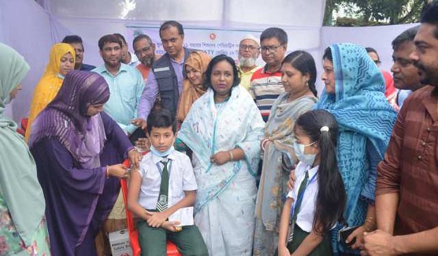 স্কুল পর্যায়ে শিশুদের করোনা টিকাদান কার্যক্রমের উদ্বোধন করলেন মেয়র আইভী