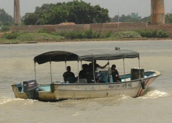 ফতুল্লায় বাল্কহেডের ধাক্কায় ট্রলার ডুবি