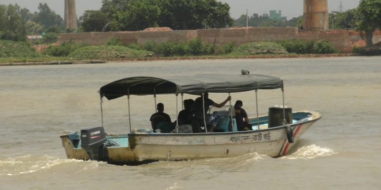 ফতুল্লায় বাল্কহেডের ধাক্কায় ট্রলার ডুবি