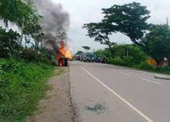 আড়াইহাজারে হাইওয়ে পুলিশের মাইক্রোবাসের আগুন