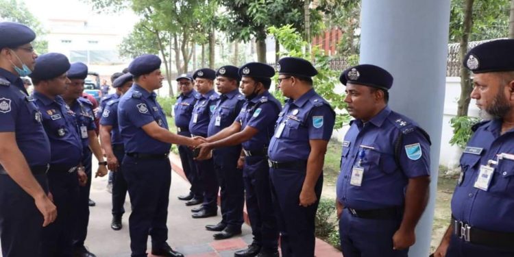 দেশ বিরোধী কর্মকান্ডে যারা জ্বালাও পোড়াও করবে তাদেরকে কঠিন হস্তে দমন করবেন- এসপি রাসেল