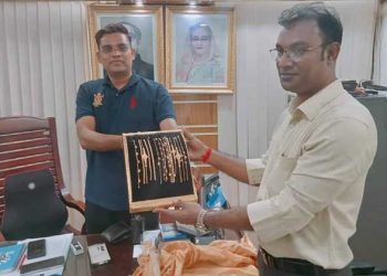 চুরি হওয়া স্বর্ণ উদ্ধার করে মালিককে বুঝিয়ে দিলেন সিদ্ধিরগঞ্জের ওসি