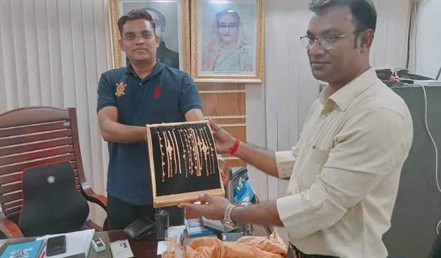 চুরি হওয়া স্বর্ণ উদ্ধার করে মালিককে বুঝিয়ে দিলেন সিদ্ধিরগঞ্জের ওসি