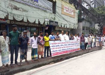 ব্যাটারিচালিত রিকশার বিভিন্ন দাবিতে চালক সংগ্রাম পরিষদের মানববন্ধন