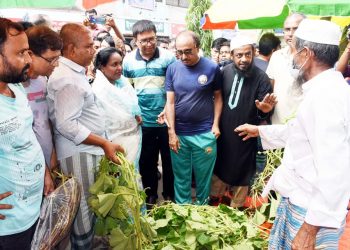 কৃষকের বাজার উদ্বোধন করলেন মেয়র আইভী