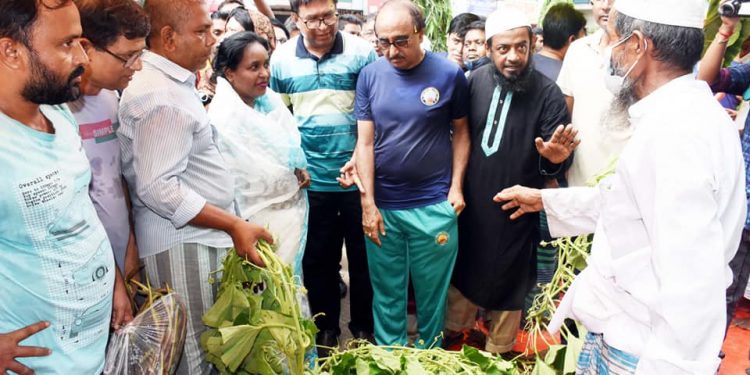 কৃষকের বাজার উদ্বোধন করলেন মেয়র আইভী