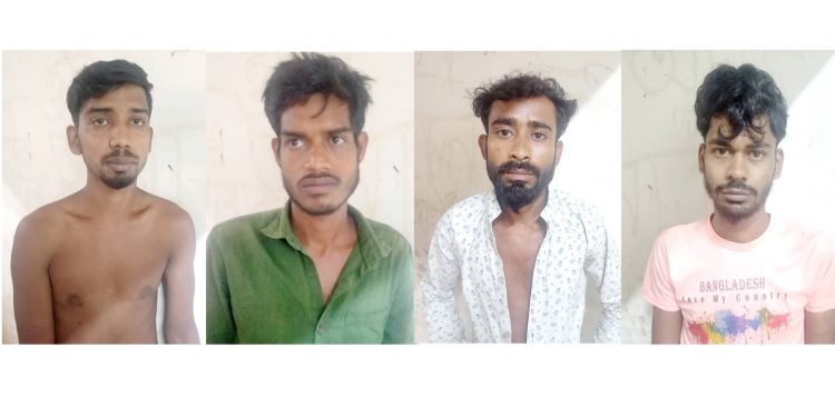 তল্লায় ছিনতাইয়ের অভিযোগে আটক ৪