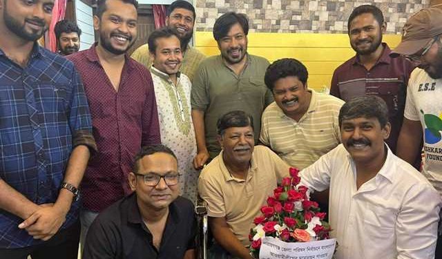 নৌকার মাঝি চন্দনশীলকে ফুলেল শুভেচ্ছা জানালেন সাবেক ছাত্রলীগ