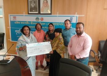 ১০টি পরিবারকে ২৪ লক্ষ টাকার চেক দিলেন মেয়র আইভী