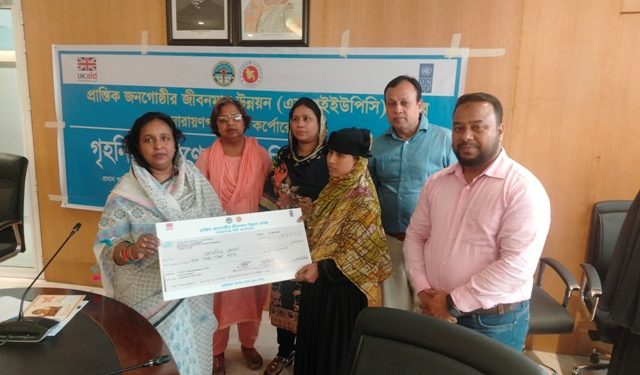 ১০টি পরিবারকে ২৪ লক্ষ টাকার চেক দিলেন মেয়র আইভী