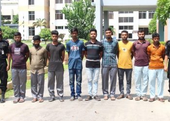 আড়াইহাজারে দেশীয় অস্ত্রসহ ৯ ডাকাত গ্রেফতার