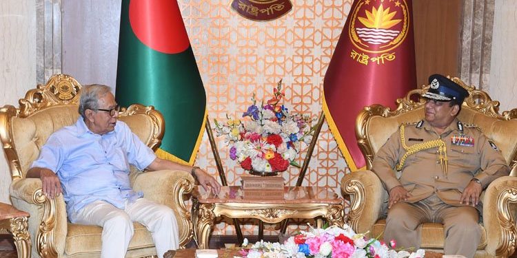 রাষ্ট্রপতি’র সাথে বিদায়ী পুলিশ মহাপরিদর্শক’র স্বাক্ষাৎ