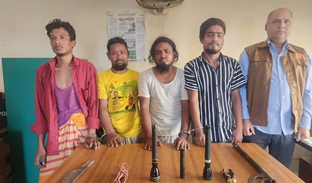 সোনারগায়ে দেশীয়অস্ত্র সহ ৪ ডাকাত গ্রেফতার