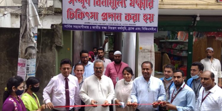 নারায়ণগঞ্জে পোশাক শ্রমিকদের জন্য বিজিএমইএ’র যক্ষ্মা নির্ণয় কেন্দ্রের উদ্বোধন