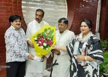 বন্ধু শামীম ওসমানকে শুভেচ্ছা জানাতে বিমান বন্দরে নৌকার মাঝি চন্দনশীল