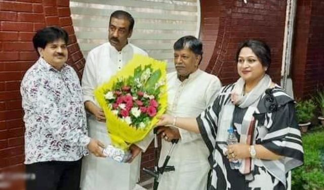 বন্ধু শামীম ওসমানকে শুভেচ্ছা জানাতে বিমান বন্দরে নৌকার মাঝি চন্দনশীল