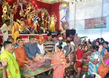 ১৩নং ওয়ার্ডের সহস্রাধিক হিন্দু পরিবারে পূজার উপহার নিয়ে খোরশেদ