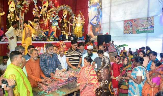 ১৩নং ওয়ার্ডের সহস্রাধিক হিন্দু পরিবারে পূজার উপহার নিয়ে খোরশেদ