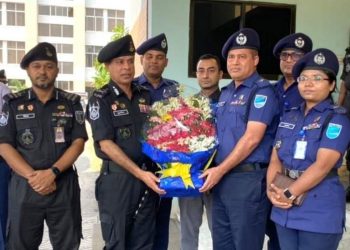 র‍্যাব’র মহাপরিচালক খুরশীদকে এসপি রাসেল’র ফুলেল শুভেচ্ছা