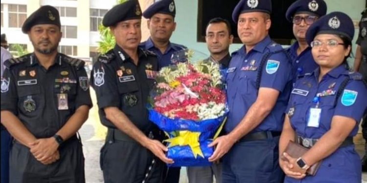র‍্যাব’র মহাপরিচালক খুরশীদকে এসপি রাসেল’র ফুলেল শুভেচ্ছা