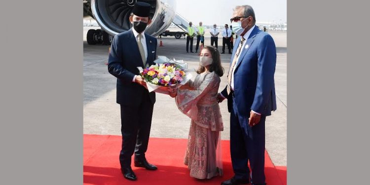 ব্রুনাইয়ের সুলতানকে ঢাকায় লাল গালিচা সংবর্ধনা