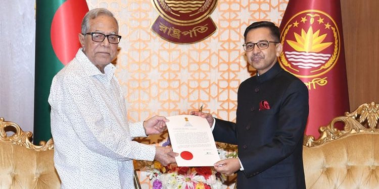 রাষ্ট্রপতির কাছে ভারতের হাইকমিশনার পরিচয়পত্র পেশ