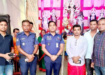 ফতুল্লায় পূজা মন্ডপ পরিদর্শনে সার্কেল এসপি নাজমুল