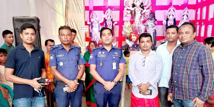 ফতুল্লায় পূজা মন্ডপ পরিদর্শনে সার্কেল এসপি নাজমুল